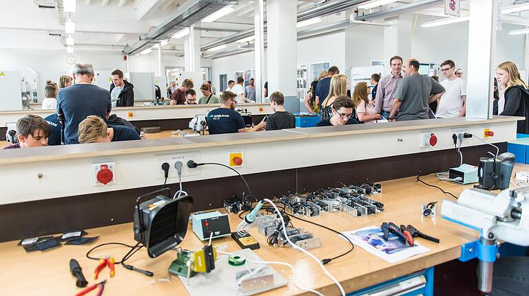 Wer sich für eine Ausbildung bei ZF in Schweinfurt entscheidet, kann sich genau anschauen, wo er einen Teil seiner Arbeitszeit verbringen wird: In der Ausbildungswerkstatt. Wer sich für eine Ausbildung bei ZF in Schweinfurt entscheidet, kann sich genau anschauen, wo er einen Teil seiner Arbeitszeit verbringen wird: In der Ausbildungswerkstatt. 