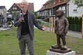 Der Langenleitener Künstler Herbert Holzheimer hat die Skulptur für die Außenanlage am Haus für Alle geschaffen. Mit dem „Kleinen Helmut“ in den viel zu großen Holzschuhen erinnert er an die Verbindung von Helmut Schmitt nach Langenleiten.