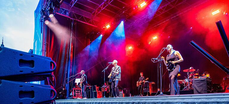 Milow und Band präsentieren ihre besten Hits der letzten Jahre. Milow und Band präsentieren ihre besten Hits der letzten Jahre.