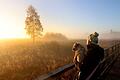 Frau bei Sonnenaufgang am Federsee       -  Die Winterzeit hat durchaus schöne Seiten. Sogar ziemlich viele, wenn man mal genau hinschaut.