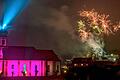 Mit Amazing Grace das Jubiläumsjahr verabschiedet       -  (lar) Mit einer großen Open-Air-Silvesterfeier hat sich Retzbach aus seinem Jubiläumsjahr verabschiedet. Rund 500 Menschen waren zum Festplatz gekommen, der festlich-professionell illuminiert war. An Hauswände war das Logo &bdquo;1200 Jahre Retzbach&ldquo; gebeamt, auf einer Leinwand flimmerten Bilder aus dem vergangene Jahr. Ab 22 Uhr war der Festbetrieb in vollem Gange. Heribert Zull und Wolfgang Rupp, Mitglieder des Organisationsteams, begrüßten die Gäste und lieferten eine kurzen Abriss des Jubiläumsjahres. Im Anschluss gab es ein Konzert der Retzbacher Musikkapellen. Für das Lied Amazing Grace hatte Monsignore Postler eigens einen Text zum Jubiläumsjahr gedichtet. Für das leibliche Wohl und die Festplatzorganisation sorgte der TSV Retzbach mit Unterstützung des AVC. Um 23 Uhr wurde das organisierte Feuerwerk gezündet. Um kurz vor zwöf wurde von den Solisten Eva Dietmaier und Ulrich Nottka noch mal Amazing Grace angestimmt. Als um Mitternacht die Glocken der Pfarrkirche das neue Jahr einläuteten, waren außer den Neujahrswünschen viele Stimmen zu hören, die begeistert waren von dem, was Retzbach 2015 auf die Beine gestellt hatte.