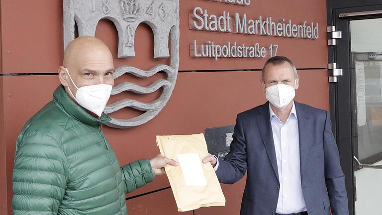 Listen mit 172 Unterschriften überreichte Michael Barthel an Bürgermeister Thomas Stamm (rechts), auf denen Bürger die Aufhebung des Bebauungsplans Birken III fordern. Listen mit 172 Unterschriften überreichte Michael Barthel an Bürgermeister Thomas Stamm (rechts), auf denen Bürger die Aufhebung des Bebauungsplans Birken III fordern.