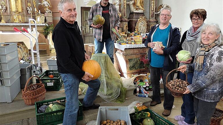 Die Helfer der Schweinfurter Tafel freuen sich bei der Abholung über die großzügigen Gaben, die die Gernacher Gläubigen zur Feier des Erntedank-Festes zum Altar gebracht hatten. Die Spenden helfen Bedürftigen, besser über die Runden zu kommen. Im Bild: Heinz Ebert, Oliver Popp und Peter John von der Schweinfurter Tafel, sowie Gaby Berchtold, Vorsitzende des Frauenbundes Gernach, und ihre Stellvertreterin Hedwig Treutlein-Scholl.