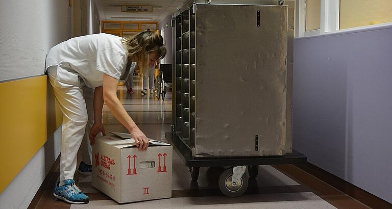 Umzug KK Kisten schleppen       -  Eine Menge Kisten mussten für den Umzug der Rhön-Kreisklinik ins ZkM gepackt werden.