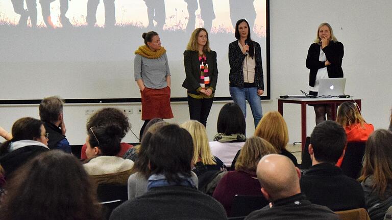 Auf großes Interesse stieß die Infoveranstaltung zur Gründung einer Montessori-Grundschule in Lohr mit den Initiatorinnen (von links) Katja Fleckenstein, Nicole Scherg und Monika Rosenkranz sowie der geschäftsführenden Vorständin des Montessori-Landesverbandes Bayern, Monika Ullmann. Auf großes Interesse stieß die Infoveranstaltung zur Gründung einer Montessori-Grundschule in Lohr mit den Initiatorinnen (von links) Katja Fleckenstein, Nicole Scherg und Monika Rosenkranz sowie der geschäftsführenden Vorständin des Montessori-Landesverbandes Bayern, Monika Ullmann.
