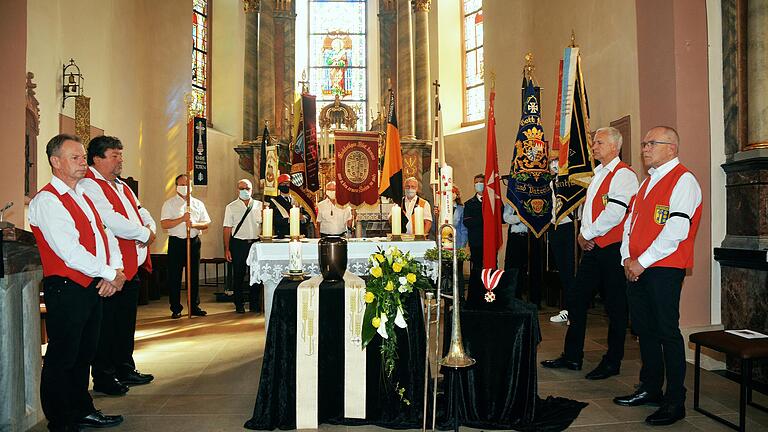 Die Ehrenwache vor der Beerdigung von Pfarrer Eberhard Ritter. Die Ehrenwache vor der Beerdigung von Pfarrer Eberhard Ritter.