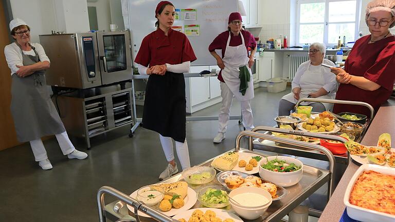 Unter der Anleitung von Jana Wagenländer (Bildmitte) kochten und backten die Studierenden der Hauswirtschaftsschule zahlreiche Köstlichkeiten aus Linsen, Bohnen und Kichererbsen. Unter der Anleitung von Jana Wagenländer (Bildmitte) kochten und backten die Studierenden der Hauswirtschaftsschule zahlreiche Köstlichkeiten aus Linsen, Bohnen und Kichererbsen.