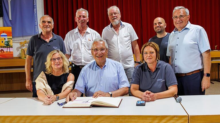 Beim Eintrag in das Goldene Buch von Euerbach (von links): Dieter Mergenthal, Gabriele Jakob, Manfred Peter, Joachim Herrmann, Norbert Mergenthal, Simone Seufert, Johannes Gessner und Stefan Funk.