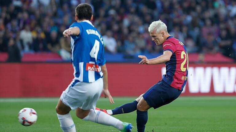 FC Barcelona - Espanyol Barcelona - Der Ex-Leipziger Dani Olmo (r) brachte den FC Barcelona im Stadtderby früh auf die Siegstraße. FC Barcelona - Espanyol Barcelona - Der Ex-Leipziger Dani Olmo (r) brachte den FC Barcelona im Stadtderby früh auf die Siegstraße.