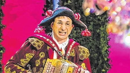 Fränkischer Torero: Oti Schmelzer überzeugte mit einer schrägen Mischung aus Gesang und Witz. Fränkischer Torero: Oti Schmelzer überzeugte mit einer schrägen Mischung aus Gesang und Witz.