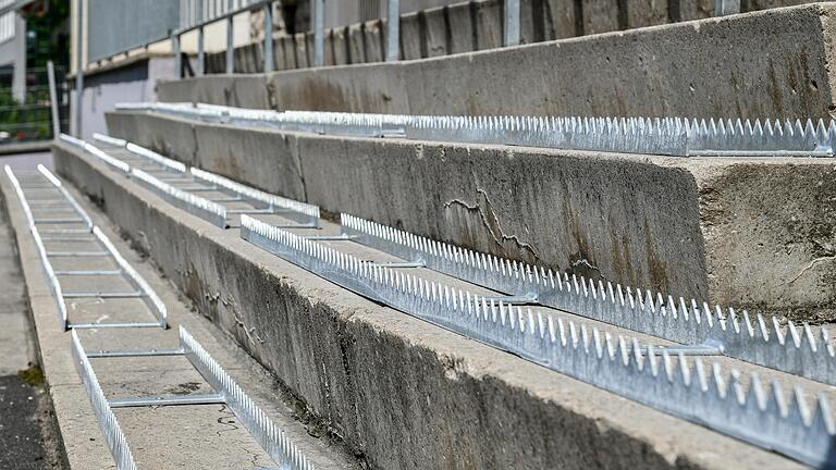 Metallstachel-Treppe beschäftigt Anwohner, Polizei und Stadt - Auf einer Treppe vor einem Mehrfamilienhaus in Grombühl sind spitze Zacken montiert worden: Was wohl ein Hinsetzen ungebetener Gäste verhindern soll, birgt eine ernsthafte Gefahr. Das sieht auch die städtische Bauaufsicht so. Metallstachel-Treppe beschäftigt Anwohner, Polizei und Stadt - Auf einer Treppe vor einem Mehrfamilienhaus in Grombühl sind spitze Zacken montiert worden: Was wohl ein Hinsetzen ungebetener Gäste verhindern soll, birgt eine ernsthafte Gefahr. Das sieht auch die städtische Bauaufsicht so.