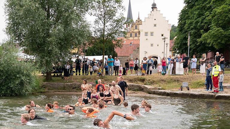 50 Teilnehmer des Duathlons stürzten sich in der Sulzfelder Badebucht in die Fluten des Mains. 50 Teilnehmer des Duathlons stürzten sich in der Sulzfelder Badebucht in die Fluten des Mains.
