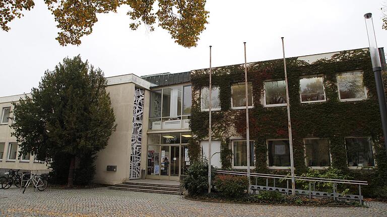 Freie Wähler und FDP fordern, den Friedrich-Rückert-Bau am Martin-Luther-Platz zu sanieren und ihn für die Verlegung einer Abteilung des Münchner Finanzamtes nach Schweinfurt mit 300 Arbeitsplätzen zu nutzen. Freie Wähler und FDP fordern, den Friedrich-Rückert-Bau am Martin-Luther-Platz zu sanieren und ihn für die Verlegung einer Abteilung des Münchner Finanzamtes nach Schweinfurt mit 300 Arbeitsplätzen zu nutzen.