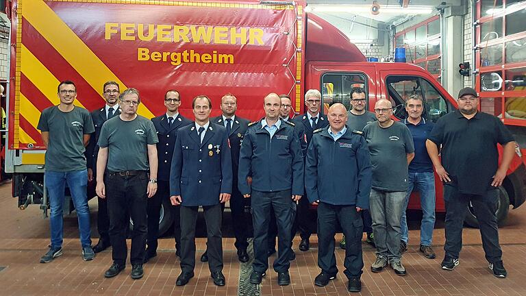 Neuwahlen gab es bei der Freiwilligen Feuerwehr Bergtheim. Vorne von links: Alfred Ziegler, Roland Keller, Kreisbrandinspektor Sven Hofeling, Kreisbrandinspektor Markus Fleder, Rudi Faatz und Daniel Prozeller. Hinten von links: Frank Frosch, Markus Oestreicher, Christian Witt, Christian Reusch, Peter Bschlagengaul, Uwe Barth, Arnold Keller und Edgar Bauer. Neuwahlen gab es bei der Freiwilligen Feuerwehr Bergtheim. Vorne von links: Alfred Ziegler, Roland Keller, Kreisbrandinspektor Sven Hofeling, Kreisbrandinspektor Markus Fleder, Rudi Faatz und Daniel Prozeller. Hinten von links: Frank Frosch, Markus Oestreicher, Christian Witt, Christian Reusch, Peter Bschlagengaul, Uwe Barth, Arnold Keller und Edgar Bauer.