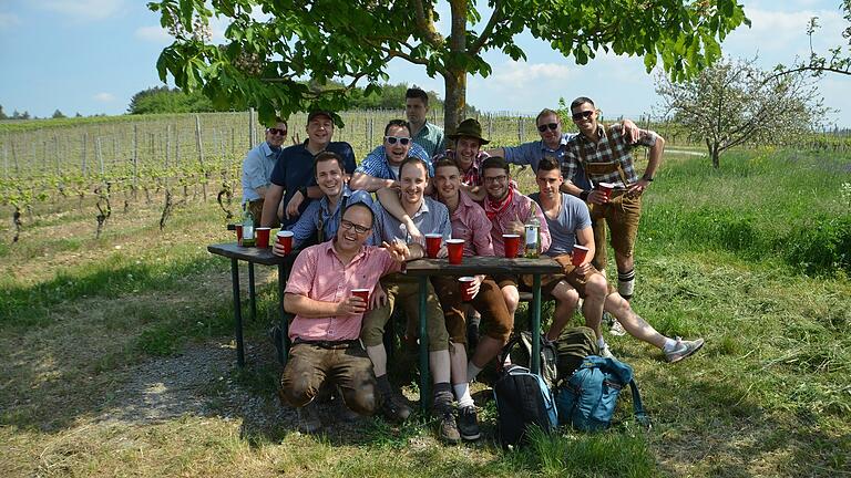 In Tracht und mit guter Laune sind bei der Weinwanderung an Christi Himmelfahrt junge Männergruppen anzutreffen. Denn traditionell fällt Vatertag auf den christlichen Feiertag. In Tracht und mit guter Laune sind bei der Weinwanderung an Christi Himmelfahrt junge Männergruppen anzutreffen. Denn traditionell fällt Vatertag auf den christlichen Feiertag.