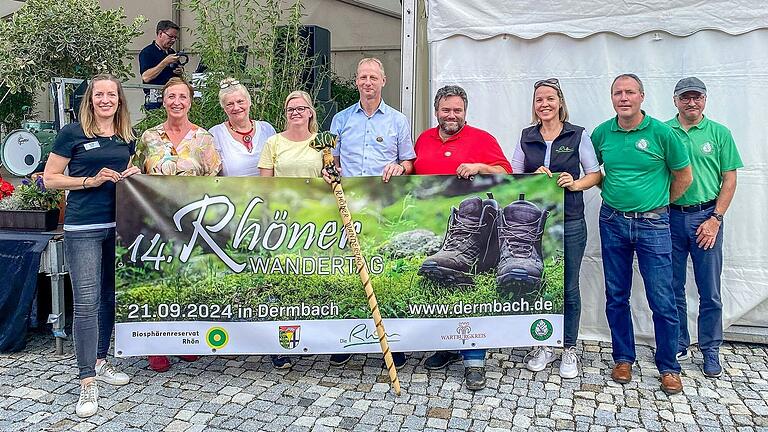 Beim 13. Rhöner Wandertag in Meiningen wurde der Staffel-Wanderstab von Meiningen nach Dermbach weiter gereicht.