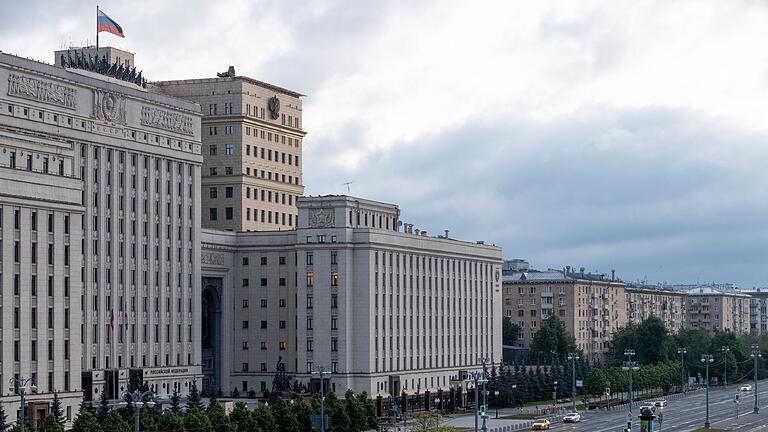Russisches Verteidigungsministerium       -  Ein ranghoher Offizier des russischen Verteidigungsministeriums soll bei einem Bombenanschlag auf sein Autor schwer verletzt worden sein. (Archivbild)