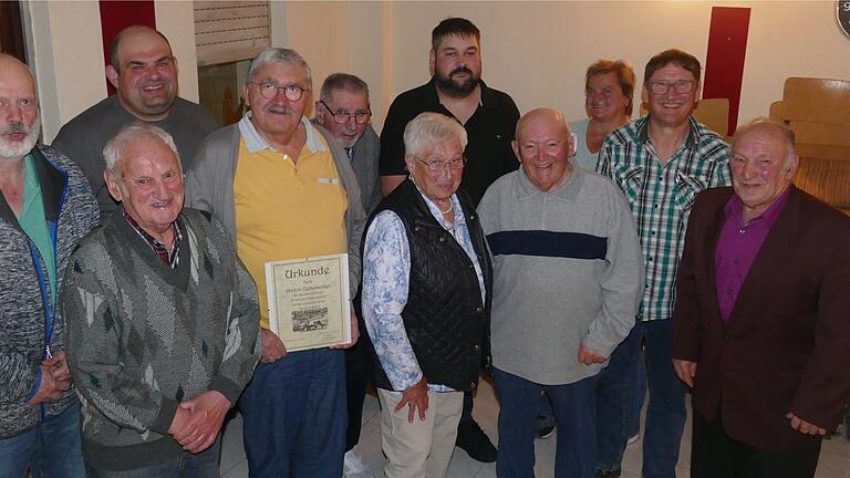 Die Geehrten und Vereinsmeister beim Kleintierzuchtverein Großlangheim (von links): Norbert Zehnder, Adolf Habermann, Frank Sturm, Anton Uebelacker, Heinz Holzapfel, Brigitte Holzapfel, Sebastian Lutz, Dieter Habermann, Christine für Manuela Lutz, Norbert Lang und Vorsitzender Willi Habermann.