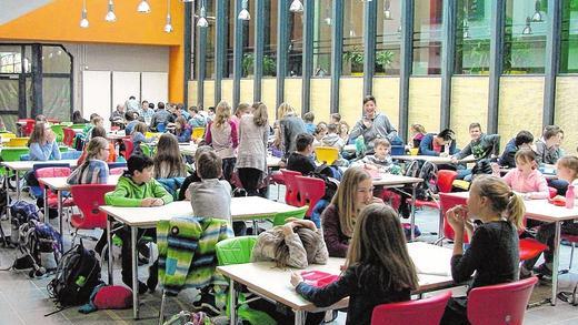Die neue Mensa im Nägelsee-Schulzentrum wurde am Montag in Betrieb genommen; knapp 140 Essen gingen über die Theke. Die neue Mensa im Nägelsee-Schulzentrum wurde am Montag in Betrieb genommen; knapp 140 Essen gingen über die Theke.