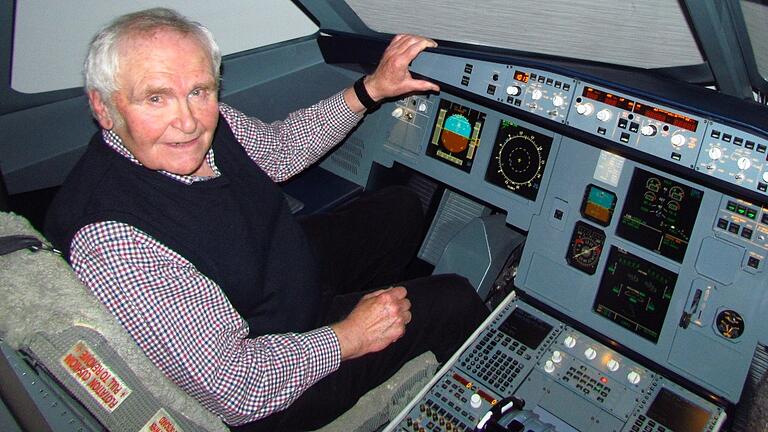 Das Fliegen ist eine seiner Leidenschaften: Günter Reinwarth auf dem Pilotensitz in einem Simulator-Cockpit eines Airbus&nbsp; A 320.