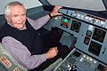 Das Fliegen ist eine seiner Leidenschaften: Günter Reinwarth auf dem Pilotensitz in einem Simulator-Cockpit eines Airbus&nbsp; A 320.
