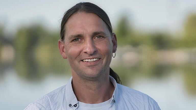 Lars Goldbach, Stadtrat in Kitzingen seit Mai 2020, ist Ende März 2021 aus der AfD ausgetreten und sitzt seither als Parteiloser im Stadtrat. Lars Goldbach, Stadtrat in Kitzingen seit Mai 2020, ist Ende März 2021 aus der AfD ausgetreten und sitzt seither als Parteiloser im Stadtrat.