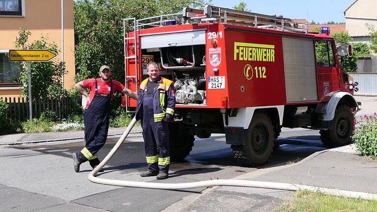 Die Feuerwehr Kreuzthal richtete in ihrem Ort eine Löschwasserentnahmestelle ein, an denen die Einsatzfahrzeuge nachtanken konnten. Insgesamt wurden rund 20.000 Liter Wasser benötigt. Die Feuerwehr Kreuzthal richtete in ihrem Ort eine Löschwasserentnahmestelle ein, an denen die Einsatzfahrzeuge nachtanken konnten. Insgesamt wurden rund 20.000 Liter Wasser benötigt.