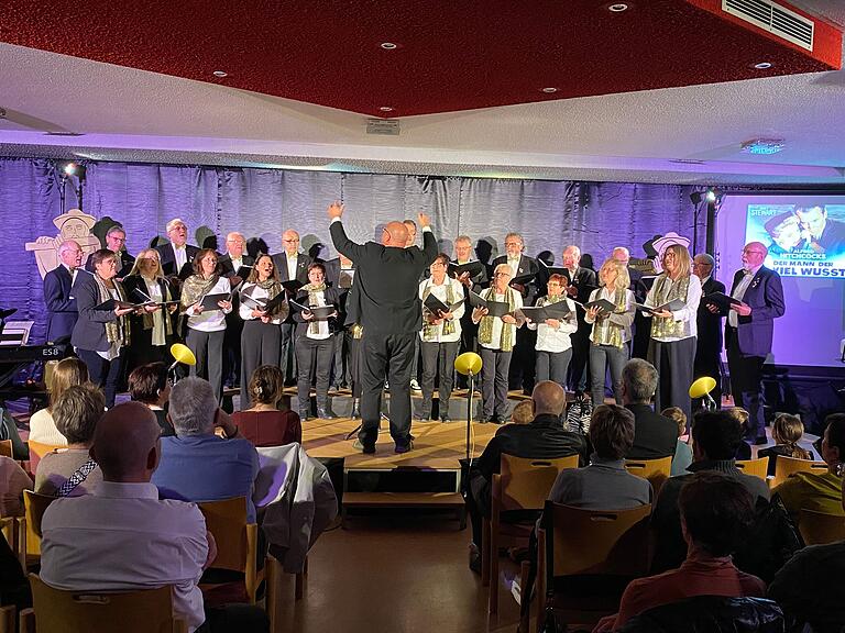 Chöre die mit ihren Stimmen begeisterten, auf der Showbühne bei der Verleihung des Goldenen Pfeifer im Frohsinn Haus. Chöre die mit ihren Stimmen begeisterten, auf der Showbühne bei der Verleihung des Goldenen Pfeifer im Frohsinn Haus.