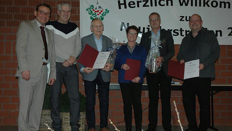 Für ihre Verdienste im Ehrenamt wurden geehrt: Herbert Struch (3. von links), Jutta Wolf und Vereinssprecher Chris Grötzner (rechts), es gratulierten Bürgermeister Michael Freudenberger (1.), 2. Bürgermeister Gerhard Möldner (2.) und 3. Bürgermeister Peter Emmerling (6.) Für ihre Verdienste im Ehrenamt wurden geehrt: Herbert Struch (3. von links), Jutta Wolf und Vereinssprecher Chris Grötzner (rechts), es gratulierten Bürgermeister Michael Freudenberger (1.), 2. Bürgermeister Gerhard Möldner (2.) und 3. Bürgermeister Peter Emmerling (6.)