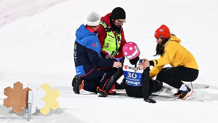 Ski nordisch: Weltmeisterschaft in Trondheim - Luisa Görlich musste nach ihrem Sprung behandelt werden. Ski nordisch: Weltmeisterschaft in Trondheim - Luisa Görlich musste nach ihrem Sprung behandelt werden.