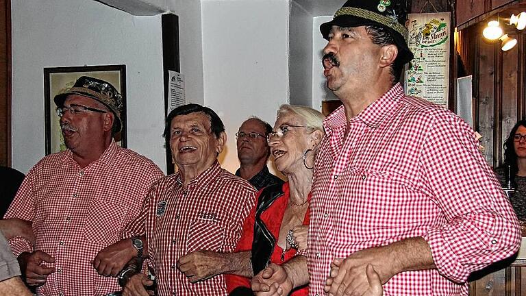 Voll und ganz in seinem Metier ist Wirt Uwe Rädlein (rechts) beim Wirtshaussingen im Gasthaus Faber-Rädlein in Ibind. Voll und ganz in seinem Metier ist Wirt Uwe Rädlein (rechts) beim Wirtshaussingen im Gasthaus Faber-Rädlein in Ibind.