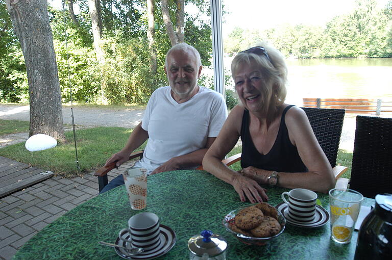 Fritz  und Karin Drenker heute: Längst ist ihnen der Sulzfelder Badesee zur zweiten Heimat geworden.&nbsp;