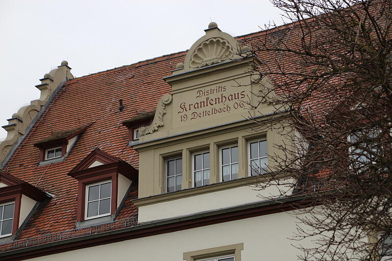 &nbsp;Der älteste Teil des Gebäudekomplexes ist das ehemalige Dettelbacher Krankenhaus (im Bild), das ab 1906 gebaut wurde.&nbsp;