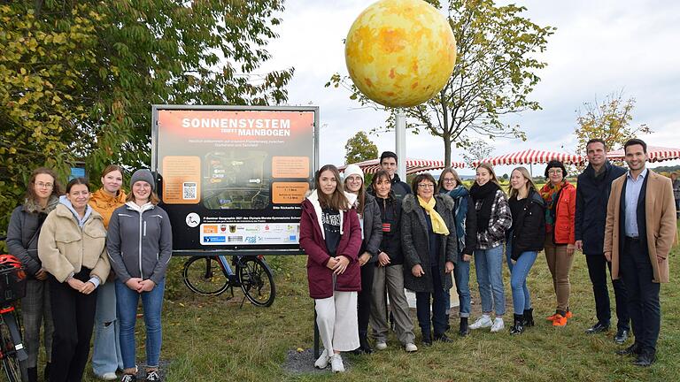 Fertig gestellt ist der neue Planetenwegs zwischen Gochsheim und Sennfeld, hier mit den Machern, den P-Seminaristen des Olympia-Morata-Gymnasiums Schweinfurt mit ihrer Lehrerin Barbara Schug (mit gelbem Schal) sowie Allianzmanagerin Ursula Weidinger (Dritte von rechts), Sennfelds Bürgermeister Oliver Schulze (Zweiter von rechts) und Gochsheims Bürgermeister Manuel Kneuer.