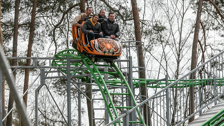 Die neue Achterbahn Taka Waka steht Mitten im Wald und ist die nunmehr siebte Achterbahn im Freizeit-Land. Die neue Achterbahn Taka Waka steht Mitten im Wald und ist die nunmehr siebte Achterbahn im Freizeit-Land.