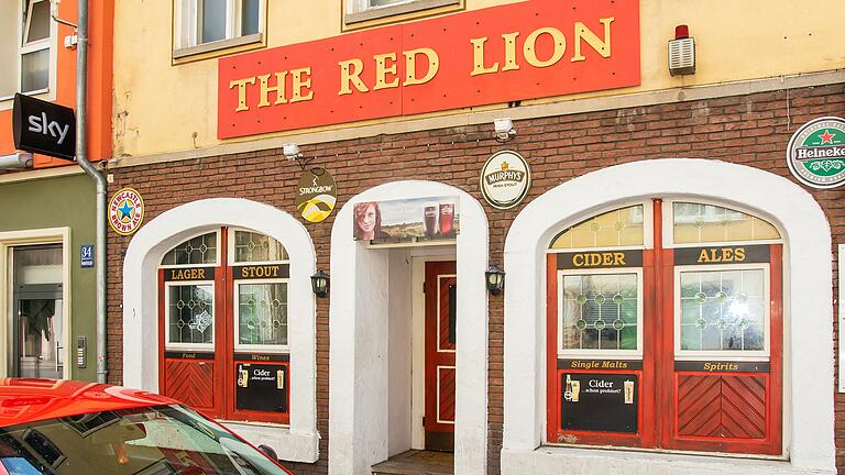 Die Stammkunden der Bar 'The Red Lion' in der Würzburger Handgasse seien laut Aussage des Inhabers Julian Aranda froh, dass die Bar wieder öffne.&nbsp;