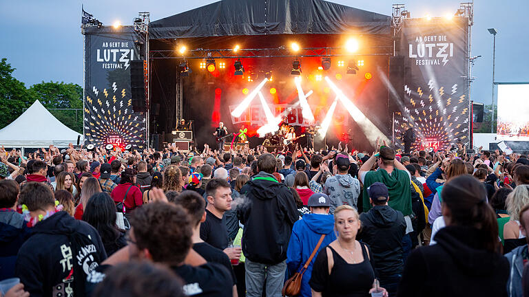 Festivalspaß und gute Musik stehen beim Ab geht die Lutzi Festival in Rottershausen auf dem Programm. Bei mäßigen und kühlem Wetter feierten am Freitag den 23.06. zahlreiche Fans die Band The Subways auf der Hauptbühne.