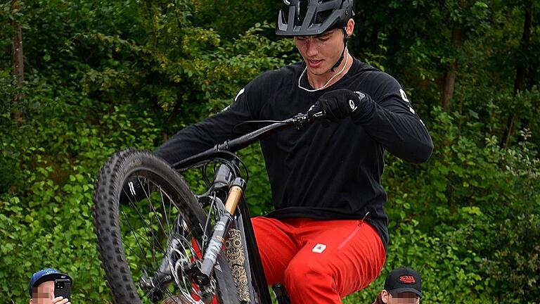 Beim Freibad-Jubiläum in Frammersbach gab es auch eine Freestyle-Mountainbikeshow mit Luis Freitag.