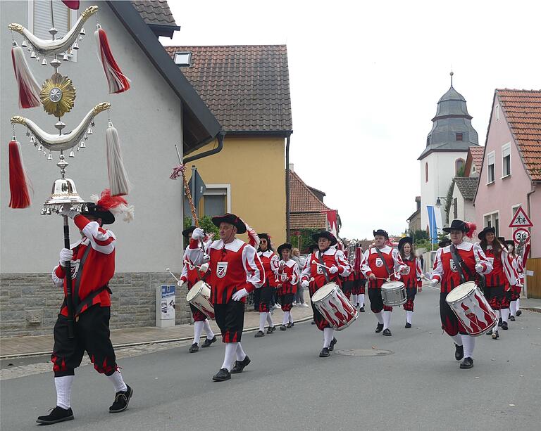 Der Spielmannszug aus dem benachbarten Albertshofen gehört zum Umzug in Mainsondheim. Der Spielmannszug aus dem benachbarten Albertshofen gehört zum Umzug in Mainsondheim.
