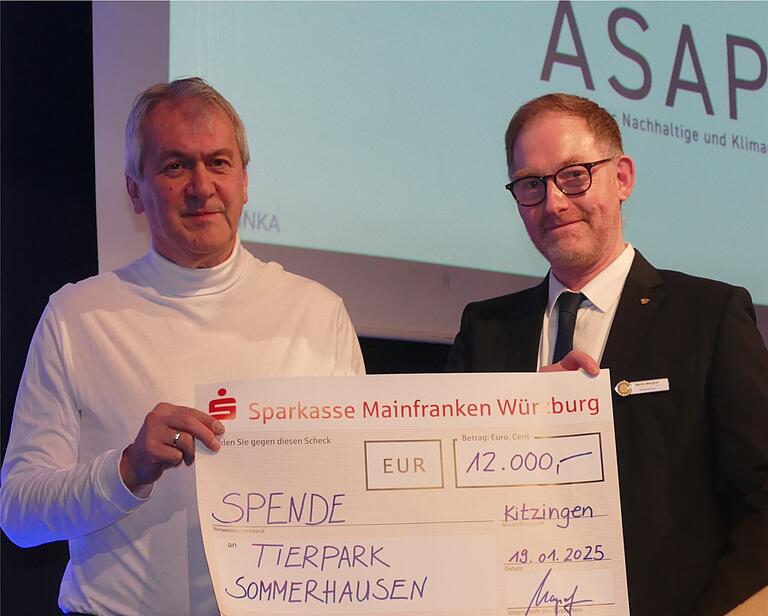 Der technische Leiter der Mainfränkischen Peter Estenfelder (links) freute sich über die Spende von 12.000 Euro, den der Präsident des Rotary Clubs Kitzingen Martin Margraf zugunsten des Tierparks Somemrhausen überreichte. Der technische Leiter der Mainfränkischen Peter Estenfelder (links) freute sich über die Spende von 12.000 Euro, den der Präsident des Rotary Clubs Kitzingen Martin Margraf zugunsten des Tierparks Somemrhausen überreichte.