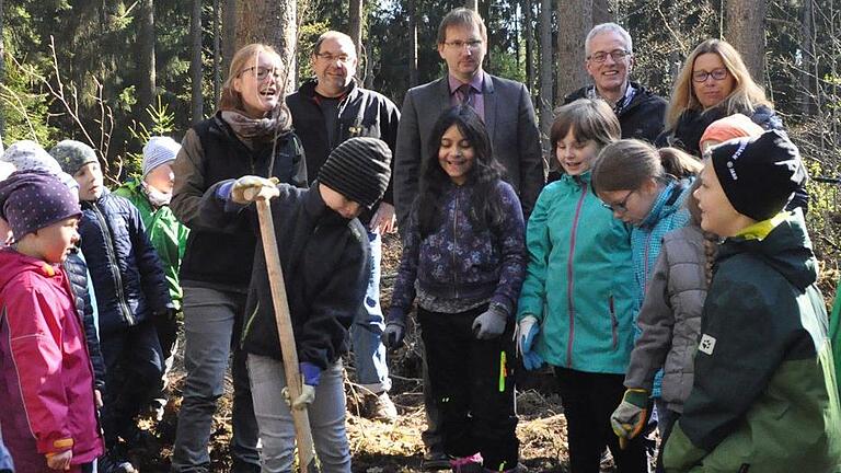 Drittklässler der Grundschule Maroldsweisach und Kinder aus dem Kindergarten Ermershausen halfen bei der Pflanzaktion am neuen Biotop in der Waldabteilung &bdquo;Bauholz&ldquo;. Mit auf dem Bild: (hinten, von links) Forstanwärterin Theresa Stiegler, Claus Haubensack (untere Naturschutzbehörde), Wolfram Thein (Bürgermeister Maroldsweisach und Schulverbandsvorsitzender), Günter Pfeiffer (Bürgermeister Ermershausen) und Schulleiterin Ulrike Zettelmeier (Grundschule Maroldsweisach).