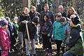 Drittklässler der Grundschule Maroldsweisach und Kinder aus dem Kindergarten Ermershausen halfen bei der Pflanzaktion am neuen Biotop in der Waldabteilung &bdquo;Bauholz&ldquo;. Mit auf dem Bild: (hinten, von links) Forstanwärterin Theresa Stiegler, Claus Haubensack (untere Naturschutzbehörde), Wolfram Thein (Bürgermeister Maroldsweisach und Schulverbandsvorsitzender), Günter Pfeiffer (Bürgermeister Ermershausen) und Schulleiterin Ulrike Zettelmeier (Grundschule Maroldsweisach).