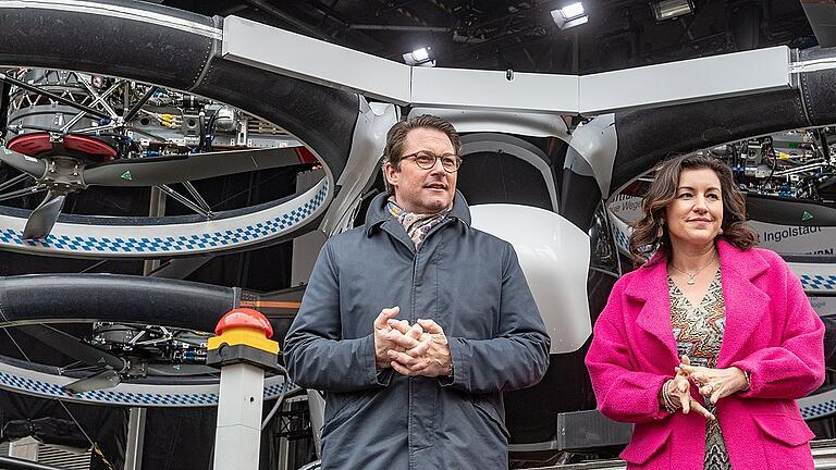 Flugtaxi       -  Bundesverkehrsminister Andreas Scheuer (CSU) und Dorothee Bär (CSU), Staatsministerin für Digitalisierung, stehen vor einem Flugtaxi. Der &bdquo;CityAirbus&ldquo; soll noch dieses Jahr erste Testflüge absolvieren.