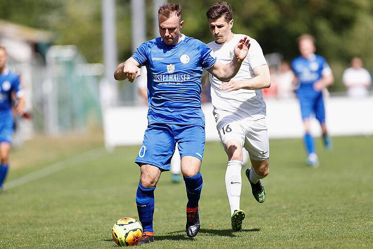 Stefan Wasser (links) vom FV 04 Würzburg behauptet den Ball vor Andreas Hetterich vom TSV Karlburg. Wasser stand nach einem halben Jahr Pause kurzfristig in der Startelf.