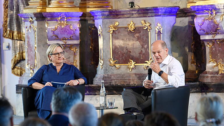 AZ Live Bundeskanzler Olaf Scholz.jpeg       -  Bundeskanzler Olaf Scholz (SPD) mit Andrea Kümpfbeck, Chefredakteurin unserer Zeitung.