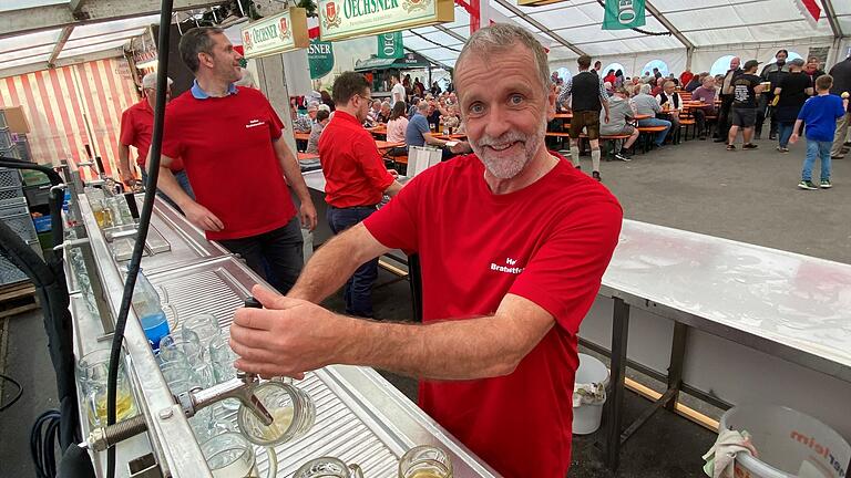 'Wenn es keinen Spaß machen würde, würde ich nicht helfen', sagt Fritz Dehner vom Ochsenfurter FV, der sich zum Bierzapfen hat einteilen lassen.