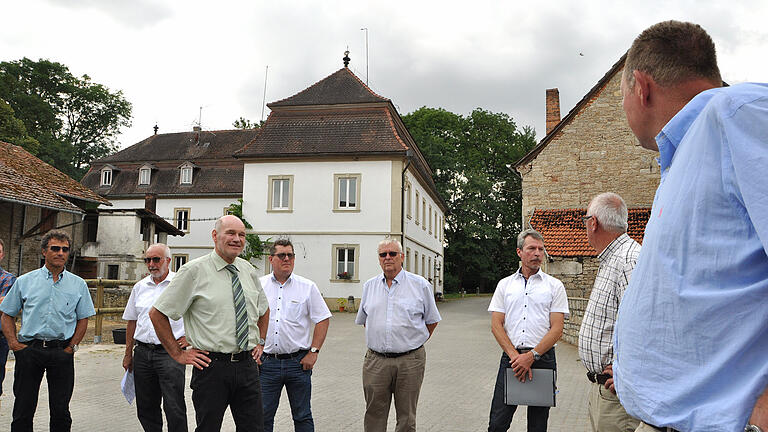 Burkhard Steinbach (links) zeigt der Delegation das Hofgut Moos. Foto: Wilma Wolf Burkhard Steinbach (links) zeigt der Delegation das Hofgut Moos. Foto: Wilma Wolf