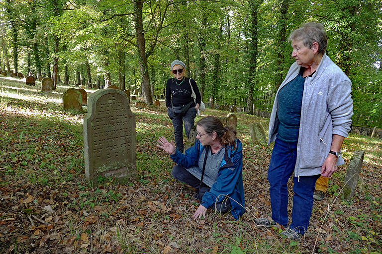 Nathanja Hüttenmeister übersetzte die Inschriften jüdischer Grabsteine auf dem Laudenbacher Friedhof.