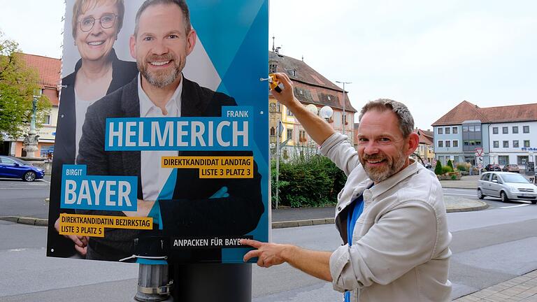 Frank Helmerich, Direktkandidat der Freien Wähler im Stimmkreis Haßberge und Rhön-Grabfeld, beim Abbau der Wahlplakate am Montagmittag in Bad Königshofen.