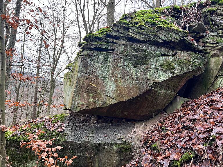 Verborgen im Wald und schwer zu entdecken: Eine künstlerische Liebeserklärung im Steinbruch bei Knetzbergen und Böhlgrund.